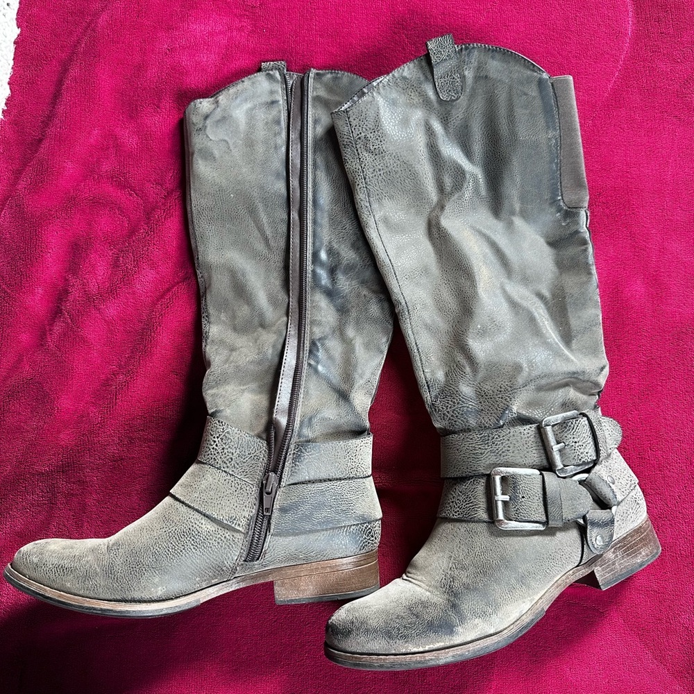 Stylish Gray Leather Boots